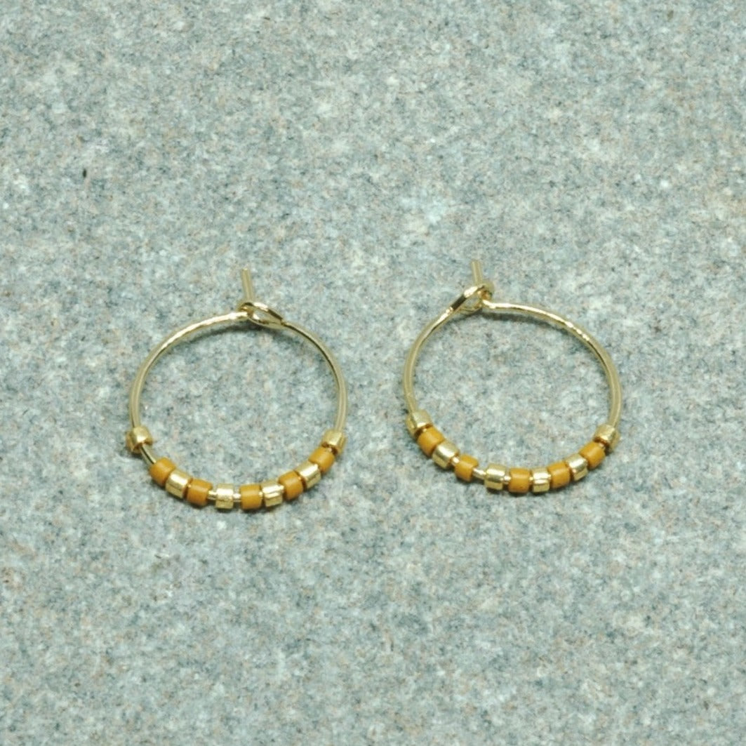 Créoles Akhenaton ocre Tassia Canellis vue 1