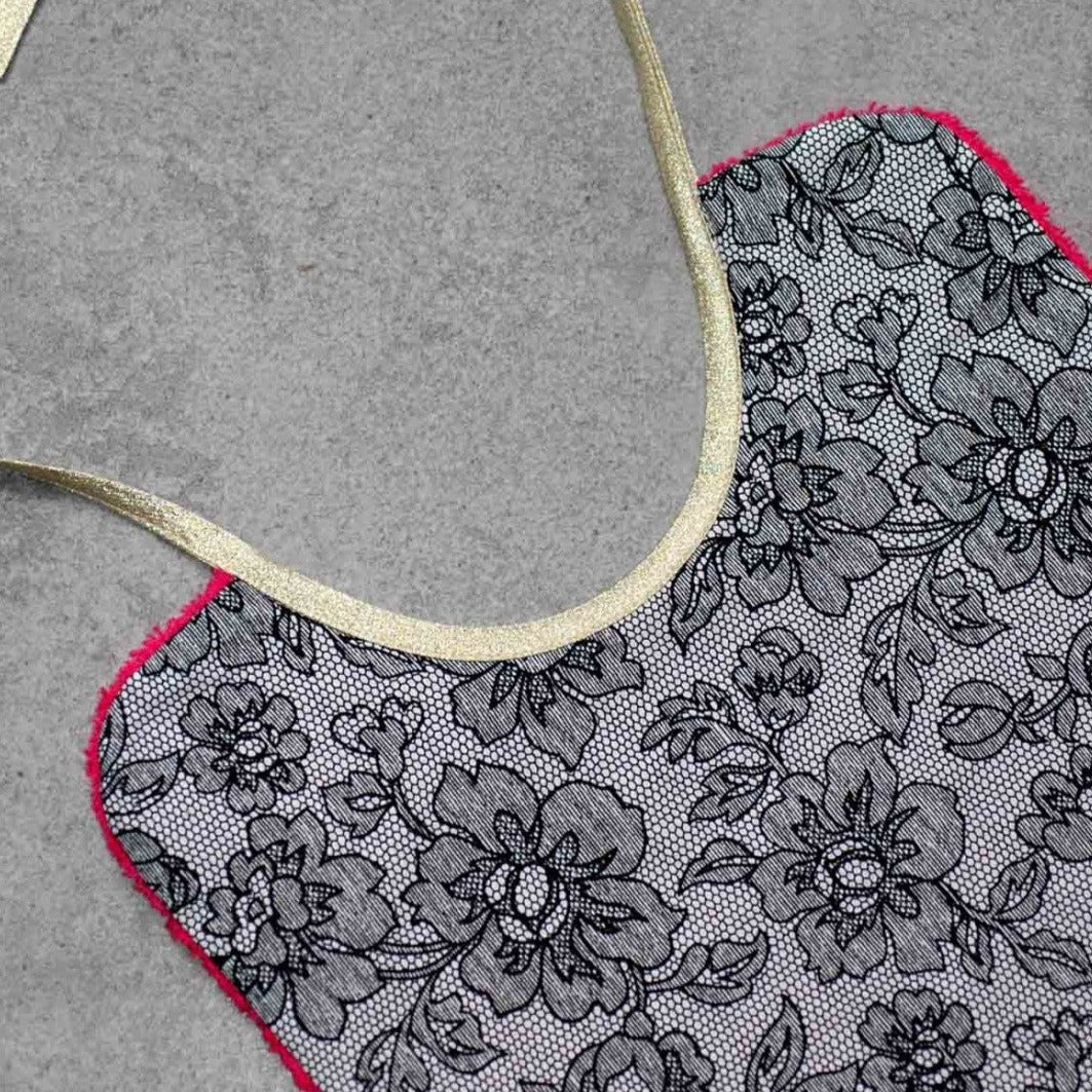 Grand bavoir fleuri rose - Mauricette vue 2