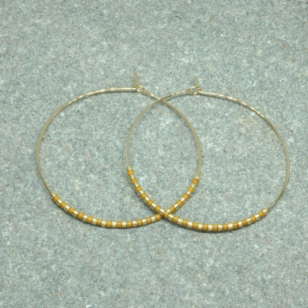 Maxi créoles Akhenaton ocre Tassia Canellis vue 1