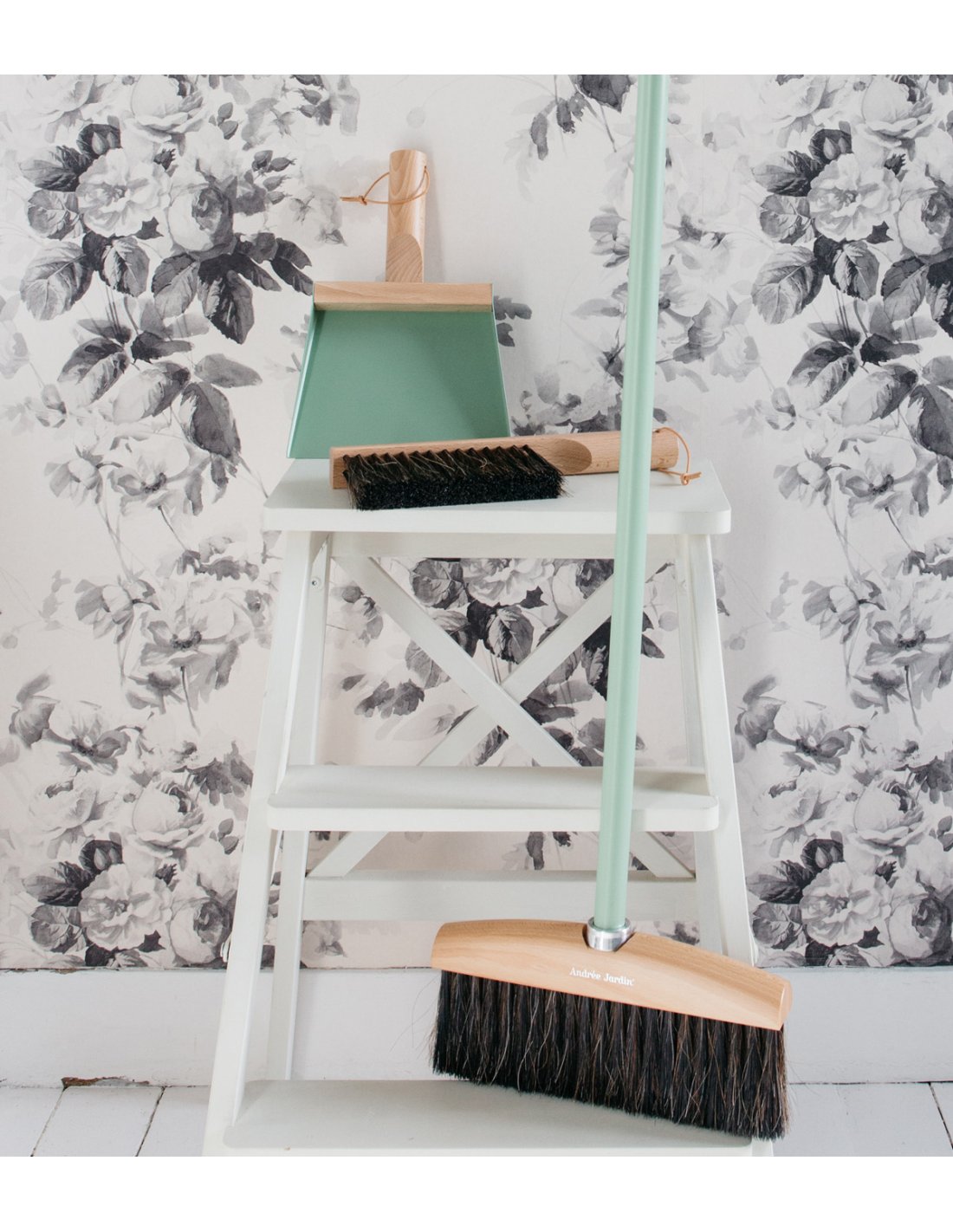 Dustpan and brush set