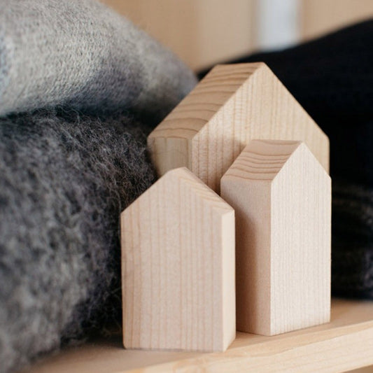 Cedar houses Tradition