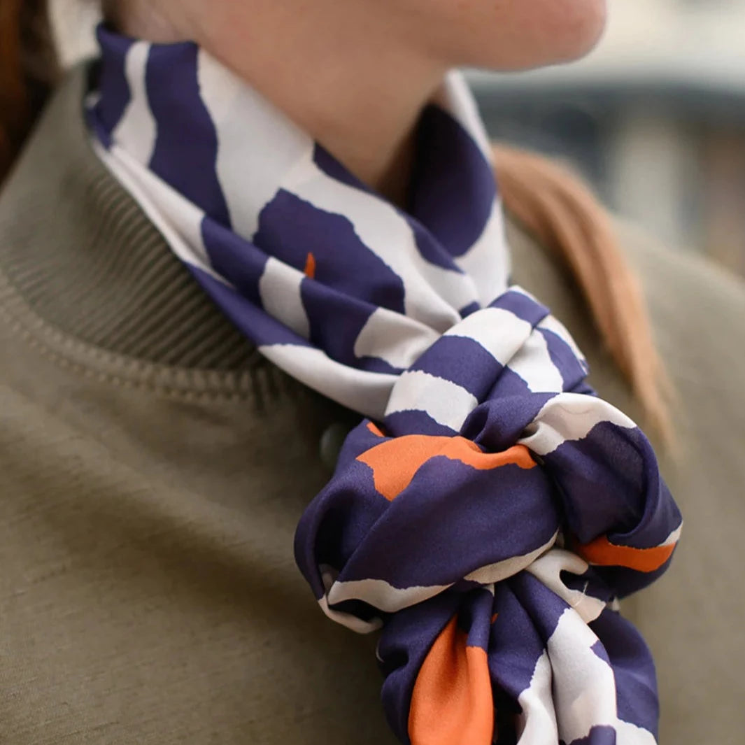 Foulard en soie 75 Meilleur Ami, vue porté 2